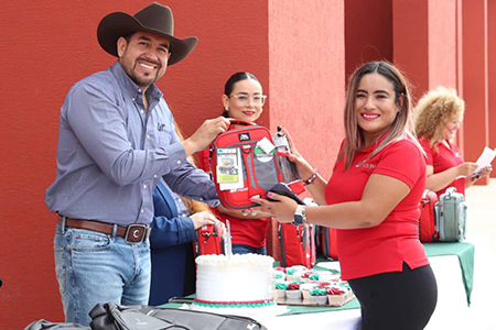 Comunidad universitaria de la UT Paquimé celebrando su 12° aniversario con actividades especiales y reconocimientos al personal docente y administrativo.