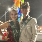 Sofía Orozco y Rogelio Hernández coronados como reyes de novatos en la UT Paquimé, durante una fiesta mexicana celebrando el 12 aniversario de la universidad.