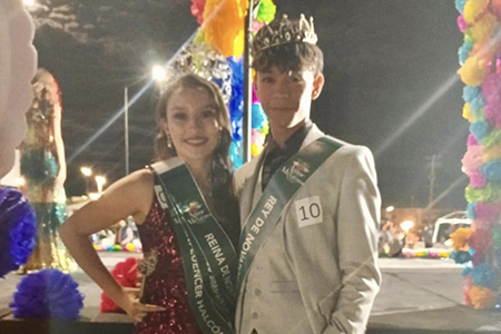 Sofía Orozco y Rogelio Hernández coronados como reyes de novatos en la UT Paquimé, durante una fiesta mexicana celebrando el 12 aniversario de la universidad.