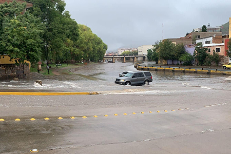 Vientos intensos y lluvias afectarán a Chihuahua este fin de semana con el ingreso del primer frente frío de la temporada invernal. Se esperan cambios bruscos de temperatura.