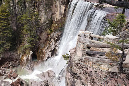 Descubre en Creel, Chihuahua, las impresionantes Barrancas del Cobre, cascadas y la cultura rarámuri, todo en el entorno natural de la Sierra Tarahumara.