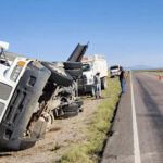 Volcadura de tracto camión en la carretera Flores Magón-Galeana, sin heridos pero con daños materiales. Bomberos de El Valle restablecen la circulación vial.