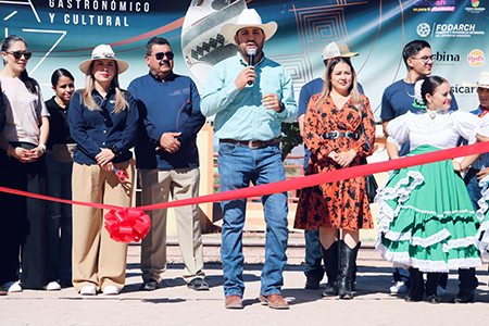 El Alcalde Roberto Lucero Galaz junto a Carolina Meza asisten al tercer Festival Gastronómico de Juan Mata Ortiz, destacando la cultura Paquimé.