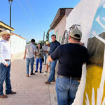 El alcalde de Casas Grandes, Roberto Lucero Galaz, supervisa el mural del callejón Aldama, conocido como “el callejón del amor”, un nuevo atractivo turístico para parejas.