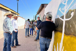 El alcalde de Casas Grandes, Roberto Lucero Galaz, supervisa el mural del callejón Aldama, conocido como “el callejón del amor”, un nuevo atractivo turístico para parejas.