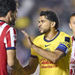 Alineaciones del Clásico Nacional entre Chivas y América en Houston 2024, destacando las bajas por convocatoria y lesiones en ambos equipos. Chivas confía en sus jóvenes mientras América apuesta por su experiencia.