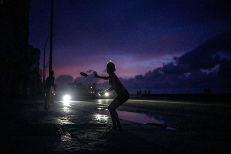 Millones de cubanos enfrentan apagones prolongados debido a la crisis energética, agravada por la falta de combustibles y el mal estado de las termoeléctricas.