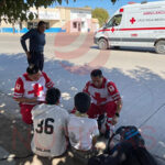 Dos estudiantes de 13 y 14 años fueron atropellados en la calle del Prado y avenida Francisco I. Madero en Nuevo Casas Grandes. Recibieron atención por lesiones leves de parte de la Cruz Roja. El conductor permaneció en el lugar hasta la llegada de las autoridades de seguridad vial.