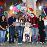 Festival de Día de Muertos en Casas Grandes reúne a más de 2 mil personas; evento con catrinas, callejoneada y premios para los ganadores.