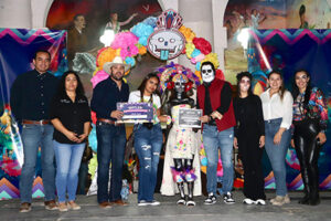 Festival de Día de Muertos en Casas Grandes reúne a más de 2 mil personas; evento con catrinas, callejoneada y premios para los ganadores.