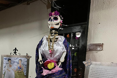 Concurso de catrinas gigantes en Casas Grandes sorprende con obras de cartonería inspiradas en Frida Kahlo y María Félix; evento de Día de Muertos.