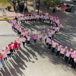 Autoridades municipales de Casas Grandes, junto con personal de salud, participaron en una animada sesión de Zumba para conmemorar el Día Mundial contra el Cáncer de Mama, destacando la importancia de la actividad física en la prevención de esta enfermedad.