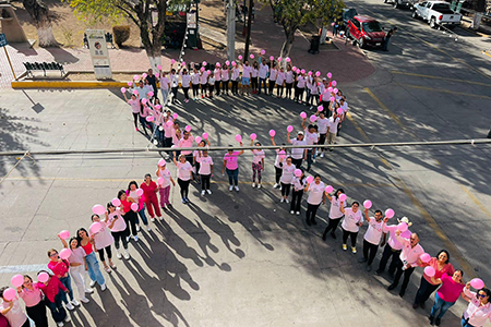 Autoridades municipales de Casas Grandes, junto con personal de salud, participaron en una animada sesión de Zumba para conmemorar el Día Mundial contra el Cáncer de Mama, destacando la importancia de la actividad física en la prevención de esta enfermedad.