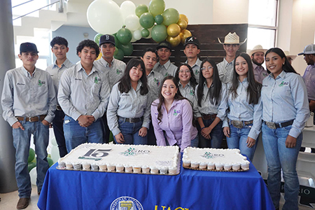 Estudiantes y expertos participan en el Foro 2024 de Agricultura Regenerativa durante el 15 aniversario de la Ingeniería en Agronegocios UACJ.