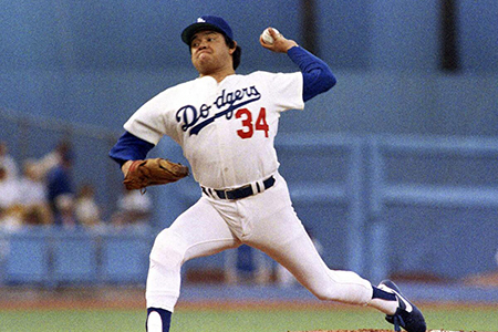 El piloto Checo Pérez lamenta la muerte del legendario beisbolista Fernando Valenzuela, destacando su contribución al deporte mexicano.