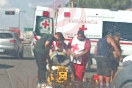 Tráfico en avenida Tecnológico afectado por accidente entre motocicleta y pickup; precauciones de seguridad en marcha.