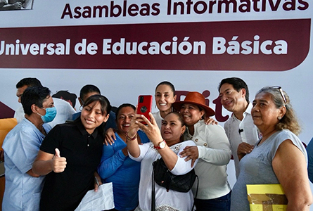 Claudia Sheinbaum en su primera gira como presidenta por Tabasco, enalteciendo el legado de López Obrador y firmando el convenio de pensión universal para personas con discapacidad.