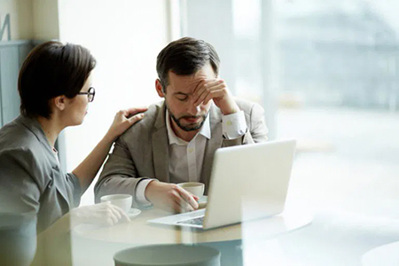 Aprende cómo manejar conversaciones difíciles en el trabajo con empatía, claridad y soluciones efectivas para mejorar la comunicación y el ambiente laboral.