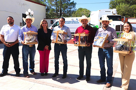 Descubre cómo Ciudad Juárez y Casas Grandes fortalecen sus lazos con la donación de una ambulancia y un camión recolector de basura por parte del alcalde Cruz Pérez Cuellar.