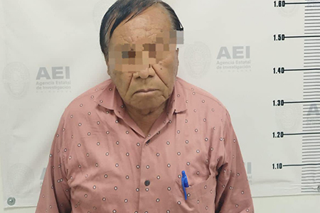 La Agencia Estatal de Investigación detiene a un inspector escolar de 78 años acusado de cometer abuso sexual agravado en contra de una adolescente en el municipio de Nuevo Casas Grandes, Chihuahua. El docente enfrentará cargos ante el juez por estos delitos graves.