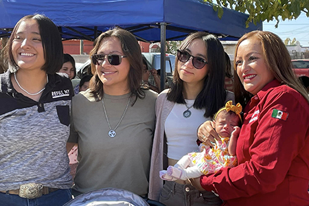 Feria de servicios en Nuevo Casas Grandes acercando beneficios y servicios municipales a la colonia Colinas del Sur, con actividades recreativas y apoyo a familias.