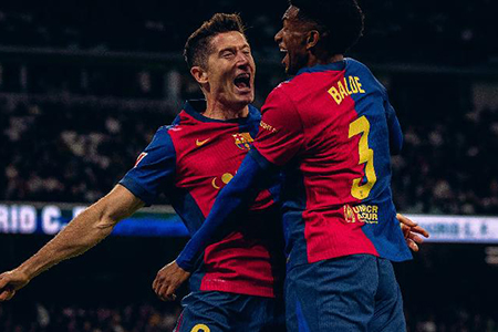 Robert Lewandowski celebra su doblete en la victoria 0-4 del Barcelona sobre el Real Madrid en el Santiago Bernabéu.