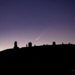 El cometa C/2023 A3 Tsuchinshan-Atlas, conocido como el "cometa del siglo", es visible a simple vista. Mira hacia el oeste al atardecer para observar su impresionante brillo.