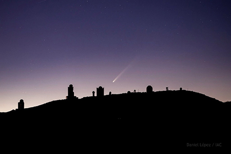 El cometa C/2023 A3 Tsuchinshan-Atlas, conocido como el "cometa del siglo", es visible a simple vista. Mira hacia el oeste al atardecer para observar su impresionante brillo.