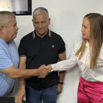 Edith Escárcega entregando uniformes al equipo de béisbol de veteranos de Nuevo Casas Grandes que competirá en el torneo estatal.