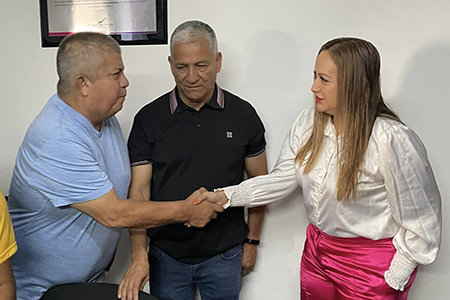 Edith Escárcega entregando uniformes al equipo de béisbol de veteranos de Nuevo Casas Grandes que competirá en el torneo estatal.