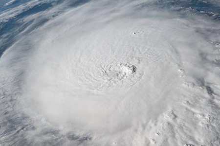 El huracán Milton golpea Siesta Key, Florida, como categoría 3, desatando marejadas ciclónicas y lluvias torrenciales en todo el estado.