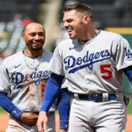 Freddie Freeman celebra el grand slam que dio la victoria 6-3 a Dodgers ante Yankees en el primer juego de la Serie Mundial.