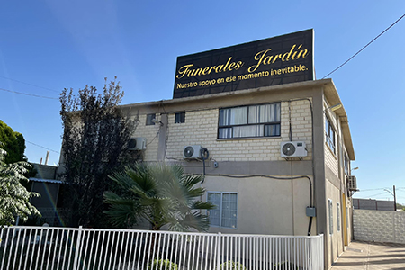 Funerales Jardín dona servicios funerarios completos a una familia tras el fallecimiento de una madre de 28 años en el hospital.