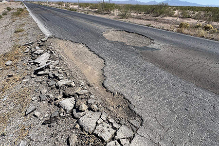 El secretario general de gobierno de Chihuahua lamenta que el programa "Bacheton" no cubra todas las carreteras federales del estado.