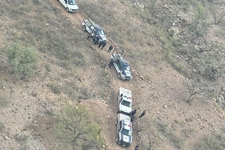 Autoridades localizan dos fosas clandestinas con tres cuerpos en el cerro El Sauz, Chihuahua, durante un operativo conjunto.