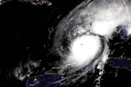 Huracán Milton, categoría 5, se dirige a Florida con impacto previsto a medianoche del jueves. Evacuaciones obligatorias en efecto.