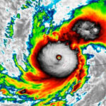 Huracán Milton impacta el sureste mexicano con oleaje alto, fuertes lluvias y vientos de 200 km/h.