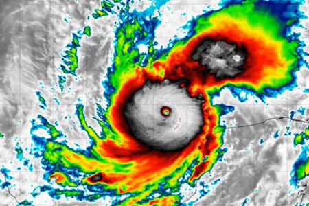 Huracán Milton impacta el sureste mexicano con oleaje alto, fuertes lluvias y vientos de 200 km/h.