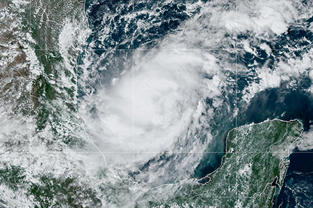 Milton provoca lluvias intensas en Puebla, Veracruz, Tabasco y Quintana Roo, con vientos de hasta 140 km/h y oleaje elevado.