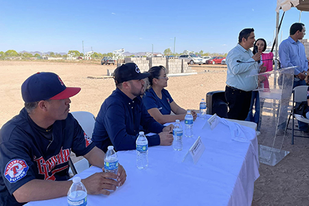 Arranca la construcción de un estadio de béisbol infantil en Casas Grandes con una inversión inicial de 800 mil pesos y planes para alumbrado futuro.