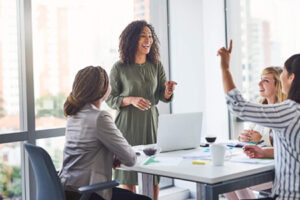 Descubre la importancia del trabajo en equipo en las relaciones profesionales; fomenta la colaboración y mejora la productividad.