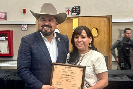 Laura Bugarini de Mata Ortiz recibe el galardón Mujer Rural Chihuahuense 2024 como mejor alfarera, representando el arte tradicional de Casas Grandes.