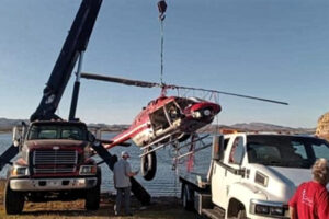 Operativo para extraer helicóptero caído en la Presa Chihuahua con la ayuda de un buzo industrial y grúa pesada.