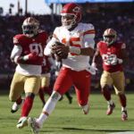 Patrick Mahomes se recupera de dos intercepciones y lidera a los Jefes de Kansas City a una victoria de 28-18 sobre los 49ers, manteniendo su invicto en la temporada.