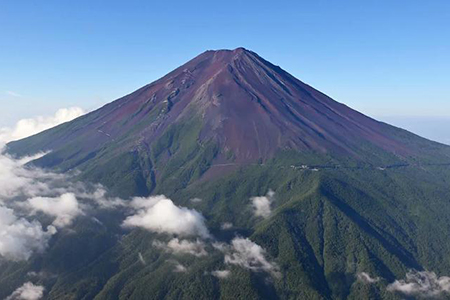 Monte Fuji cierra octubre sin nieve por primera vez en 130 años tras el verano más caluroso de Japón; el cambio climático preocupa a expertos.