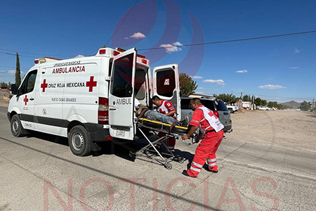 Motociclista lesionado tras choque con automóvil en la colonia Villa Hermosa, Nuevo Casas Grandes. El conductor del auto se retiró del lugar antes de la llegada de autoridades.