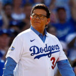 Fernando Valenzuela, leyenda del beisbol mexicano, falleció en Los Ángeles tras varias semanas en terapia intensiva, dejando un legado imborrable en los Dodgers.