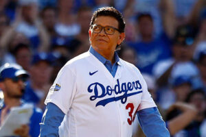 Fernando Valenzuela, leyenda del beisbol mexicano, falleció en Los Ángeles tras varias semanas en terapia intensiva, dejando un legado imborrable en los Dodgers.