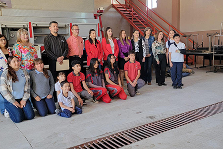 La presidente municipal de Nuevo Casas Grandes, Edith Escárcega, entrega mobiliario escolar a siete escuelas de nivel básico.