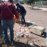 Continúan las labores de limpieza y mantenimiento en los parques y jardines de Nuevo Casas Grandes para mejorar los espacios públicos.